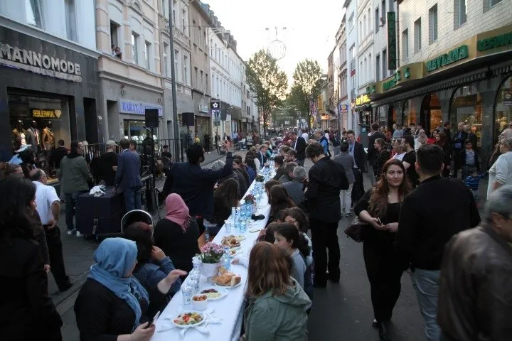 Almanya’da bombalanan sokakta iftar