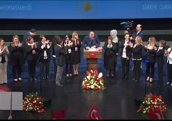 Cumhurbaşkanı Erdoğan kürsüde Bakanlar Kurulu kararını imzaladı