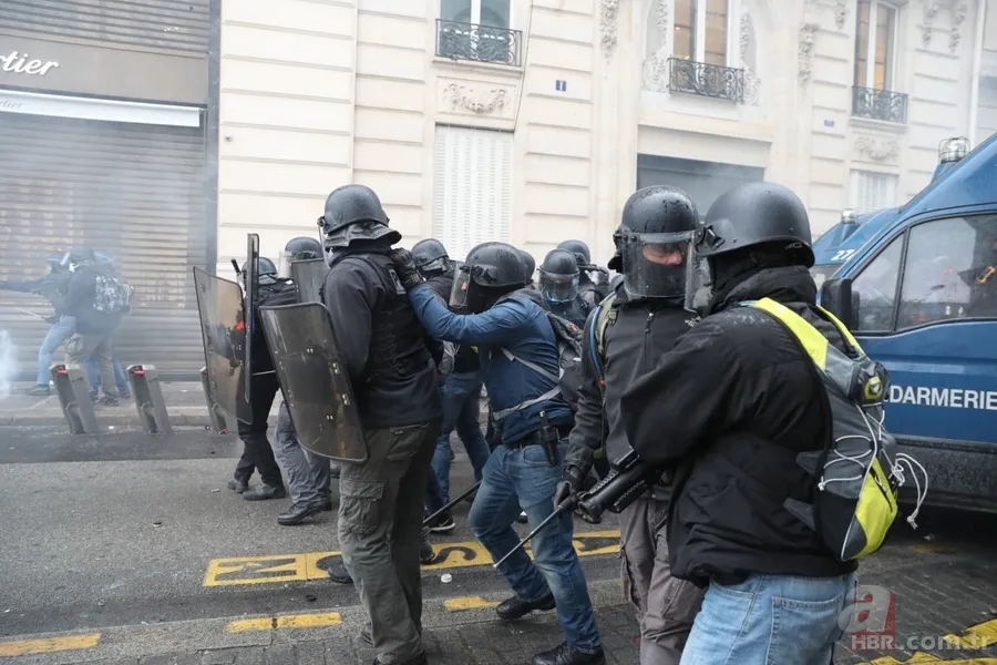 Fransa'da Macron için 'diktatör' sloganları 1