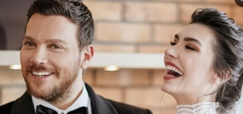 Sinan Akçıl, sahnedeyken Burcu Kıratlı’dan bebek istedi