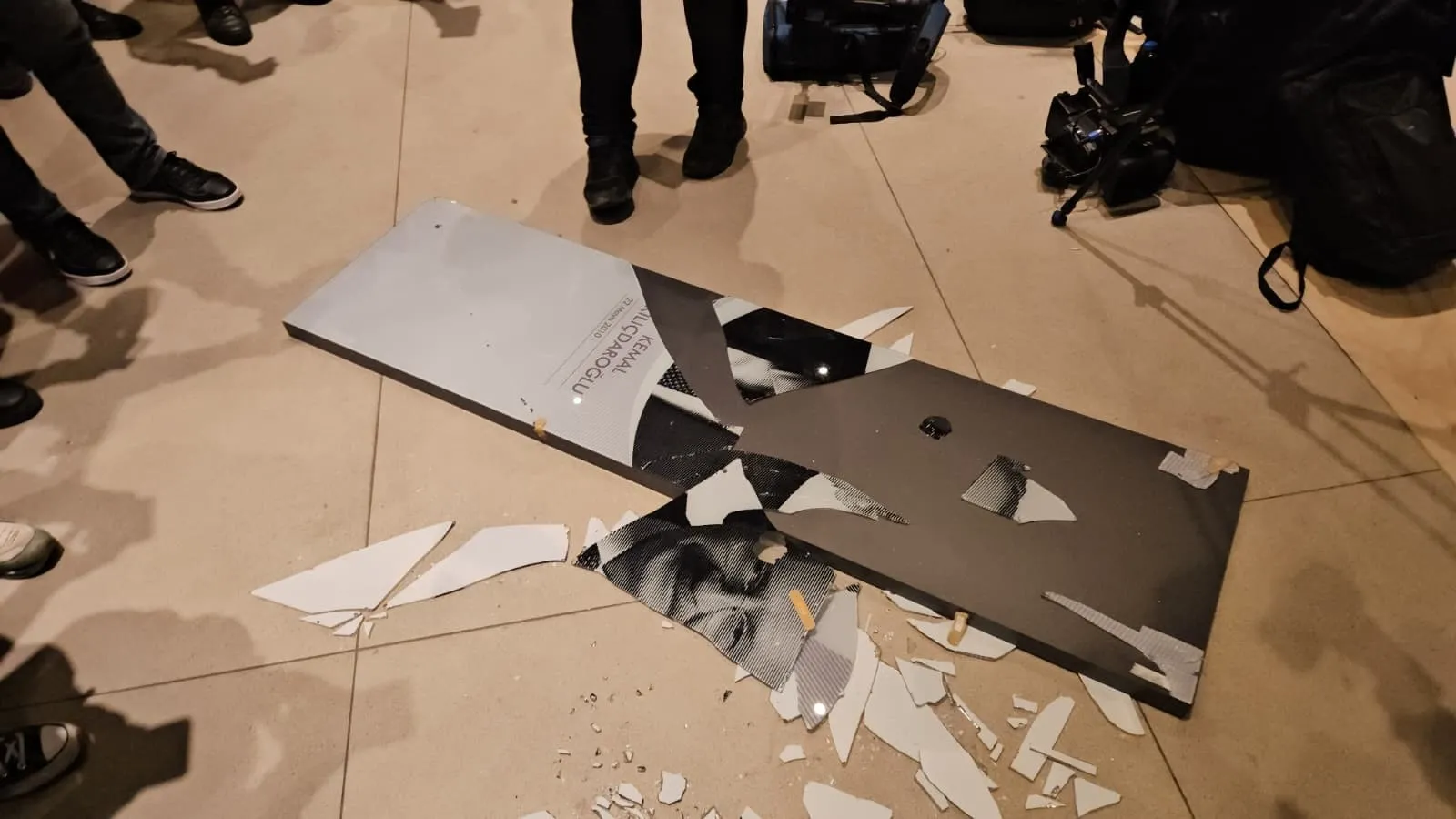 CHP Genel Merkezde Kılıçdaroğlu öfkesi! Portresini parçalayıp ayaklarla çiğnediler