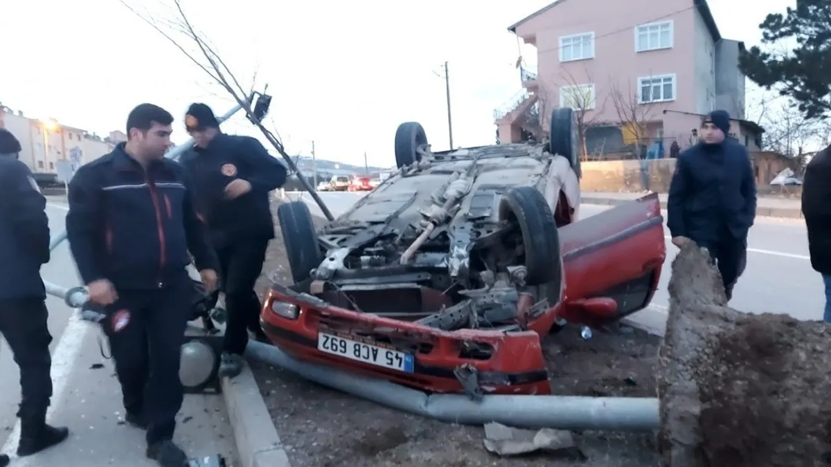 Refüje çıkıp ters dönen otomobilin sürücüsü yaralandı