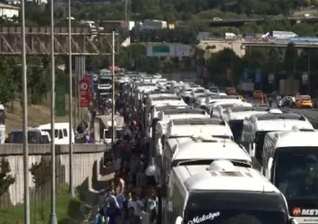 İstanbul'da otogar girişinde kilometrelerce kuyruk oluştu
