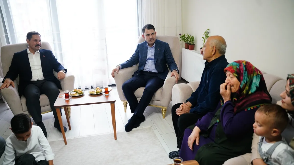 Depremzedeler evlerine kavuşuyor! Bakan Kurum'dan o ailelere ziyaret