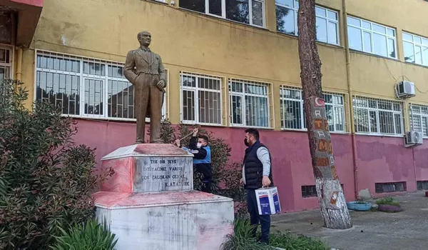 tekirdagda-ataturk-bustune-saldiran-zanli-yakalandi-1617167156917.jpg Tekirdağ'da Atatürk büstüne saldıran zanlı yakalandı! - 3