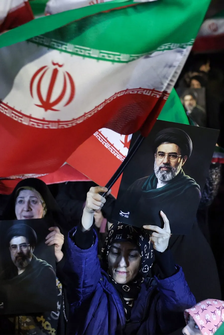 trump-iranda-muzakere-ettigi-ismi-acikladi-yeni-yonetimle-masadayiz-1774930398986.jpg Mücteba Hamaney'in posterleri İran sokaklarında (REUTERS)