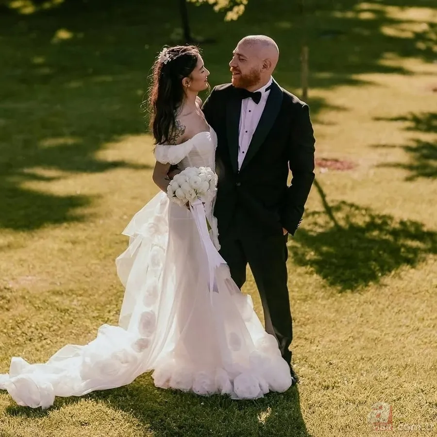 Bu yıl magazin dünyası düğünlerden geçilmiyor! İşte 2025'te evlenen ünlüler... 13