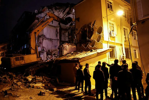 son-dakika-uskudarda-binada-korkutan-patlama-1644267820825.jpg Son dakika: Üsküdar'da binada korkutan patlama - 6