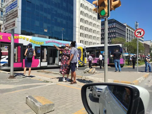 Son dakika: İstanbul'da kaza! Tramvay halk otobüsüne çarptı - 2