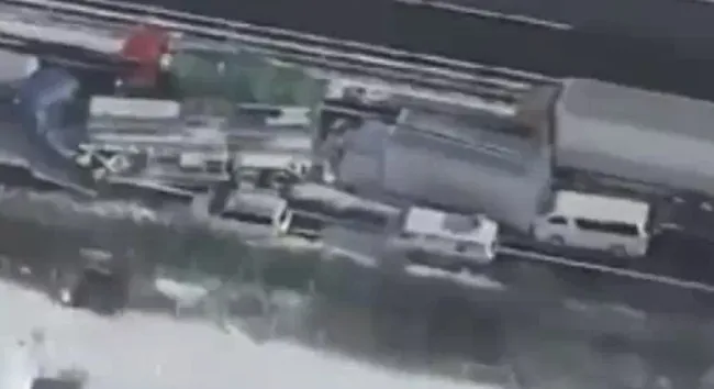 Japonya'da inanılmaz zincirleme trafik kazası! 130 araç birbirine girdi - 3