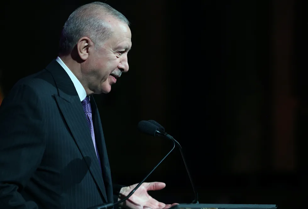 baskan-erdogan-bm-reformu-icin-net-mesaj-verdi-guvenlik-konseyindeki-veto-imtiyazi-kaldirilmali-1790053126637.jpg Erdoğan, BM 81. Genel Kurulu için bulunduğu New York'ta düzenlenen “100 Yıllık Dostluk: Türkiye-ABD” etkinliğine katılarak konuşma yaptı. (AA)