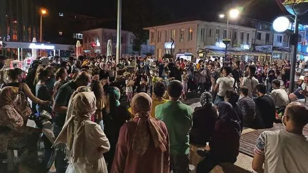 İçişleri Bakanlığı’ndan yeni koronavirüs genelgesi! Bu geceden itibaren kafe ve restoranlarda canlı müzik olmayacak