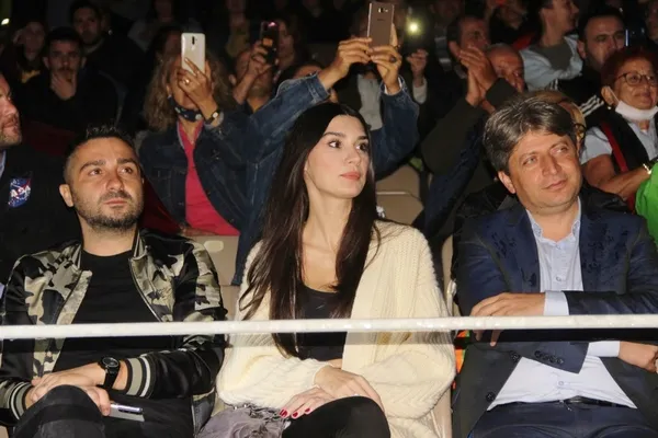 Sinan Akçıl, sahnedeyken Burcu Kıratlı’dan bebek istedi