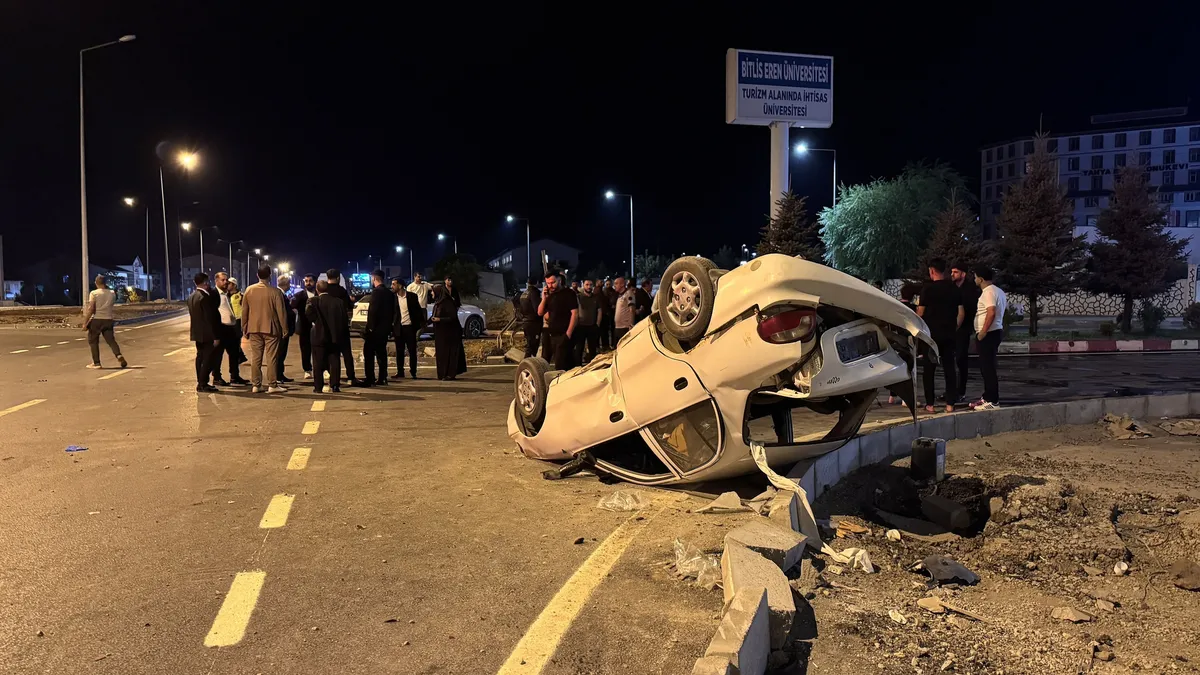 Bitlis'te 3 otomobil birbirine girdi: 4 yaralı