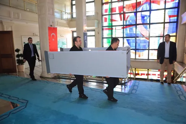 Tarihte böylesi görülmedi! Ekrem İmamoğlu, başkanlık makamı kapısına x-ray cihazı koydu