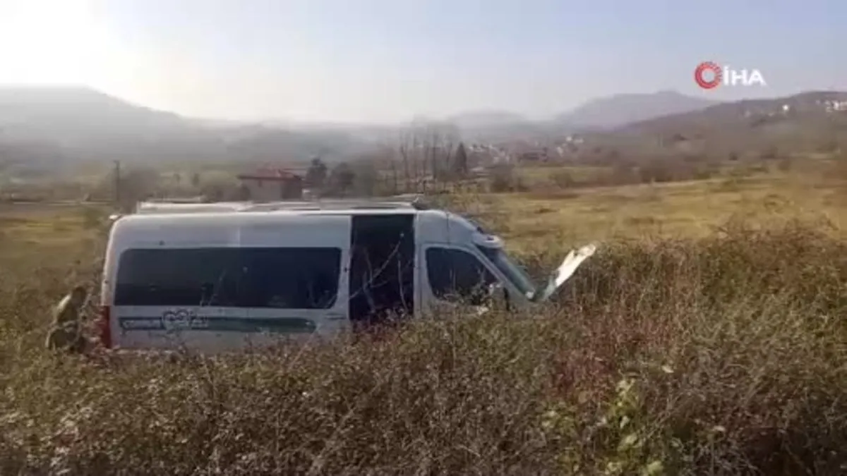 Freni boşalan minibüs ormana uçtu
