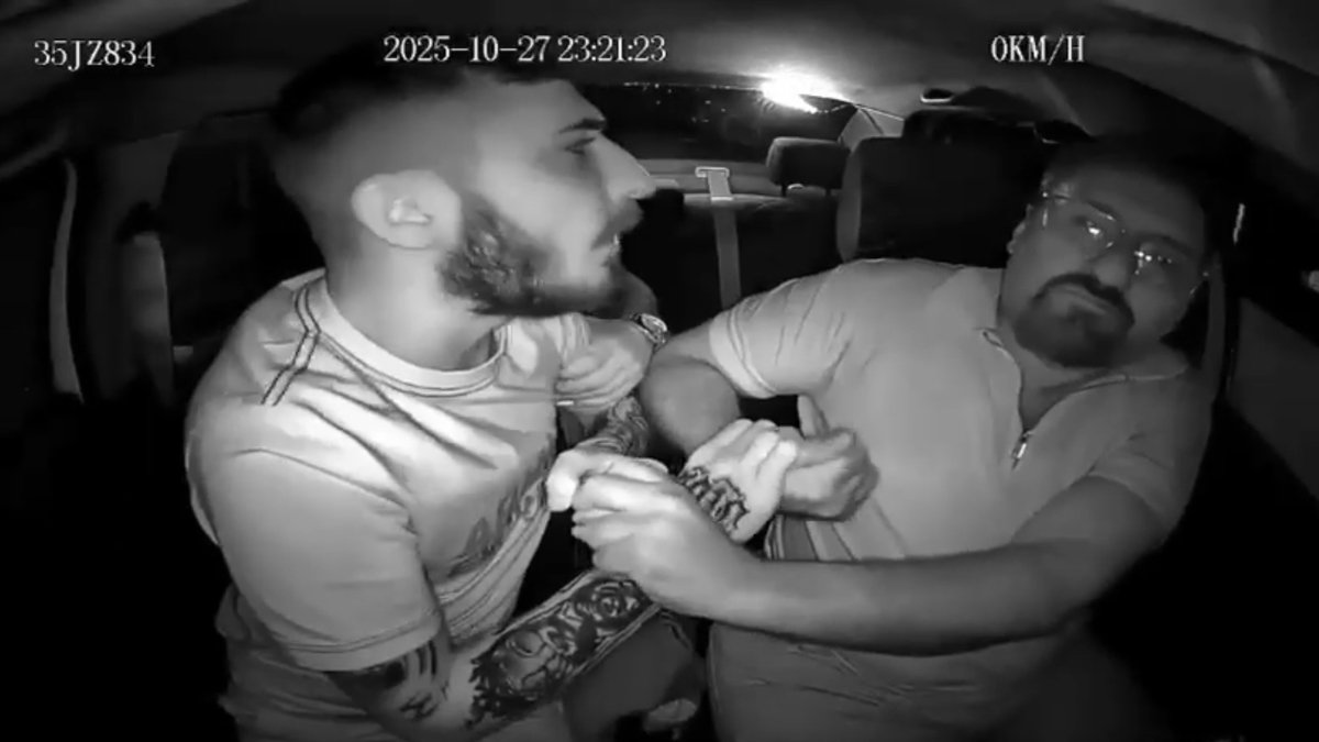 İzmir'de taksi şoförüne darp! O anlar kameralara yansıdı