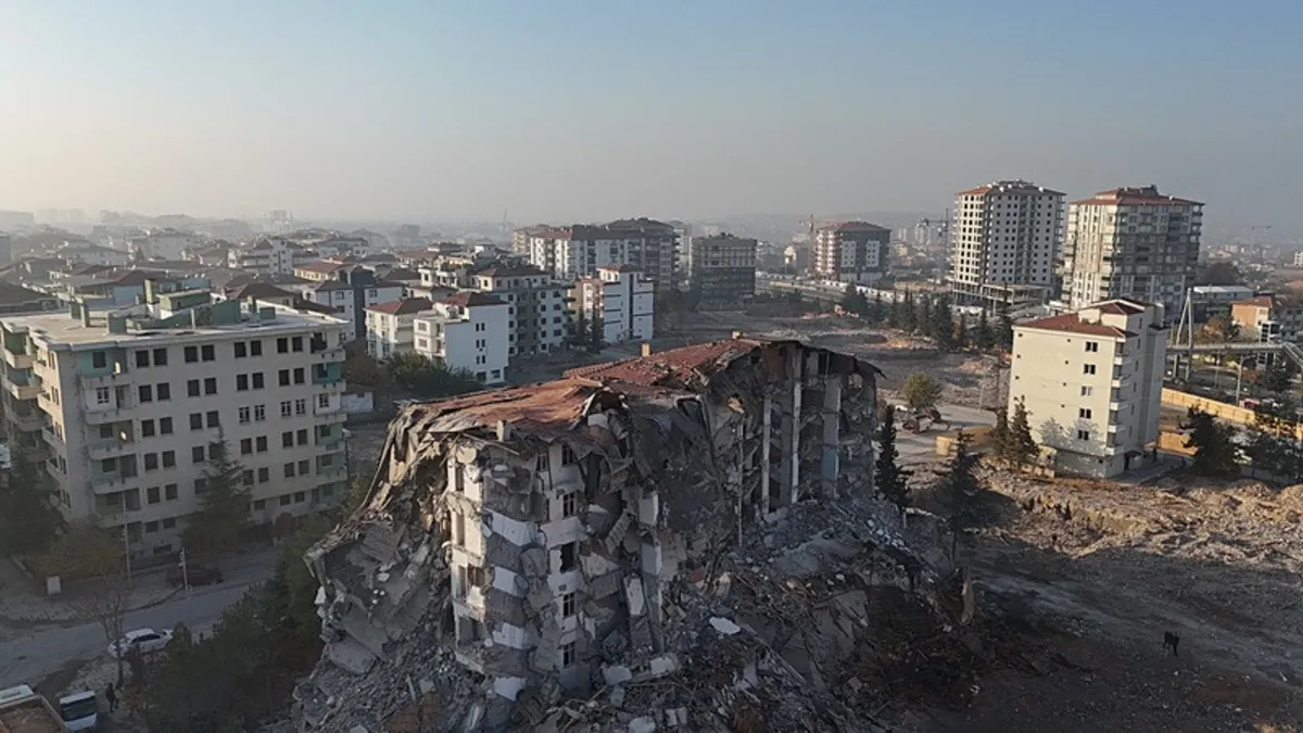 Malatya'da 5 katlı bina korna sesi ile yıkıldı! İşte o anlar