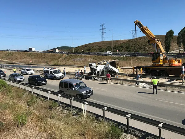 İstanbul Çekmeköy'de faciadan dönüldü! Devrilen tırın sürücüsü hayatını kaybetti - 3