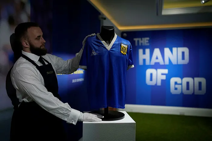 diego-armando-maradonanin-tanrinin-eli-formasi-satildi-dudak-ucuklatan-rakam-1651683011111.jpg Diego Armando Maradona'nın "Tanrının eli" forması satıldı! Dudak uçuklatan rakam... - 2