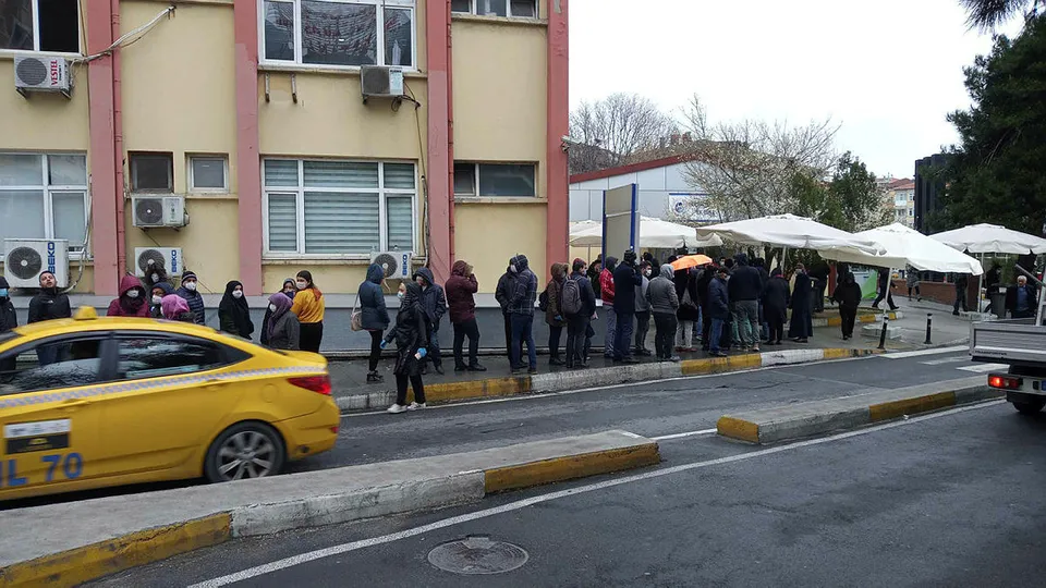 İstanbul'da inanılmaz görüntü! Sosyal mesafeyi hiçe sayıp korona testi kuyruğuna girdiler