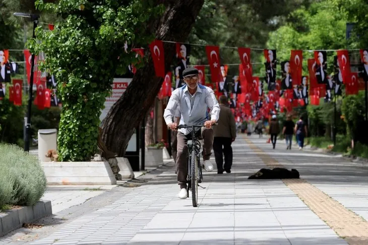 Caddeler parklar onlara kaldı! 65 yaş üstü vatandaşlar yeniden sokaklarda