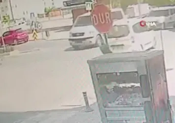 Antalya'da kamyonet ile motosiklet çarpıştı: 1 yaralı