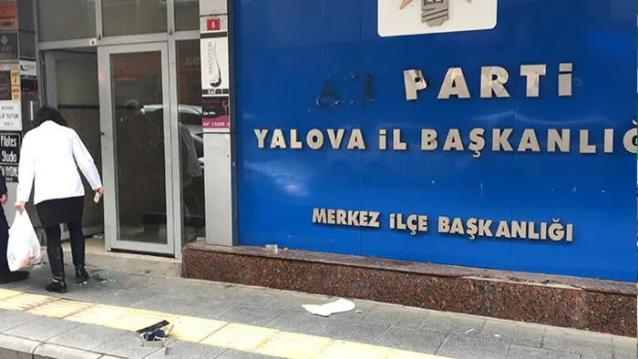 Son dakika: Yalova AK Parti İl Başkanlığı binasına çirkin saldırı - 1