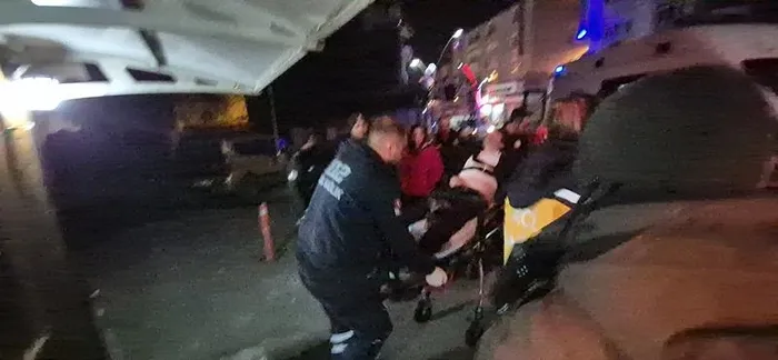 bartinda-bir-garip-olay-alkollu-sahis-sokak-ortasinda-sizip-kaldi-ekipler-bir-turlu-uyandiramadi-1734476110825.jpeg Sokak ortasında sızıp kaldı, bekçi ve polisler bir türlü uyandıramadı Sağlık ekiplerinin müdahale ettiği şahıs hastaneye kaldırıldı (Foto: İHA)