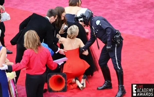 Jennifer Lawrence Oscar töreninde yine düştü