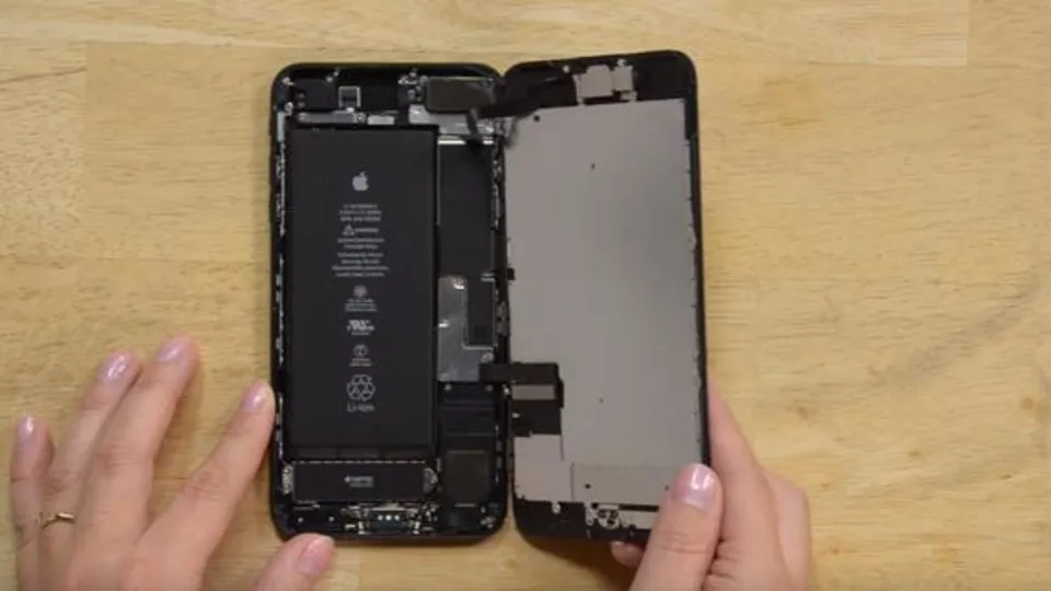 iPhone'u yavaş yavaş paramparça ettiler!