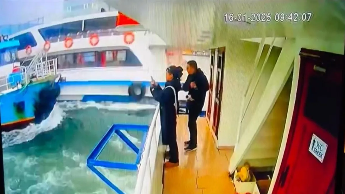 Haliç'te korku dolu anlar! Yolcu dolu tekneye başka tekne çarptı