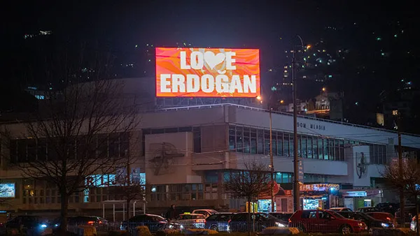 ABD’de FETÖ’cülerin Stop Erdoğan skandalına Türkiye’de Love Erdoğan yanıtı