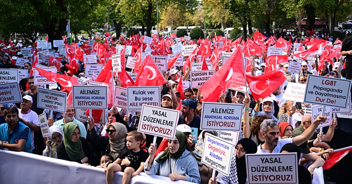 LGBT'ye karşıtı yüzlerce vatandaş bir arada!
