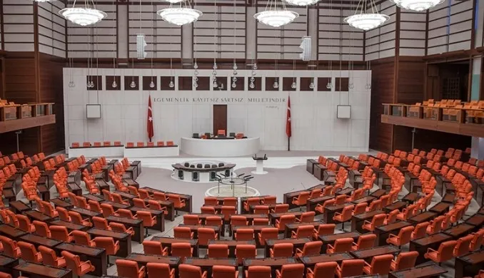 kktc-tezkeresi-mecliste-kabul-edildi-uluslarasi-topluma-tanima-cagrisi-1721317461029.jpg Meclis'ten geçen tezkerede Kıbrıs Türk halkının Barış ve Özgürlük Bayramı'nın içtenlikle tebrik edildiği aktarıldı.