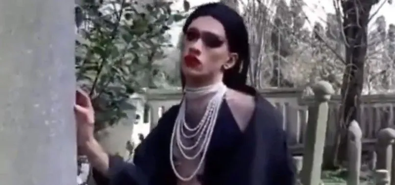 Mezarlıkta LGBT'li rezaleti! Osmanlı döneminden kalma tarihi kabirler üzerinde...