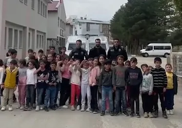 Polise selam veren öğrencilere sürpriz