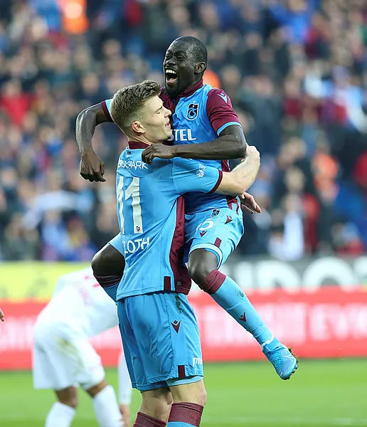 Sivasspor’u 2-1 mağlup eden Trabzonspor 298 hafta sonra yeniden lider