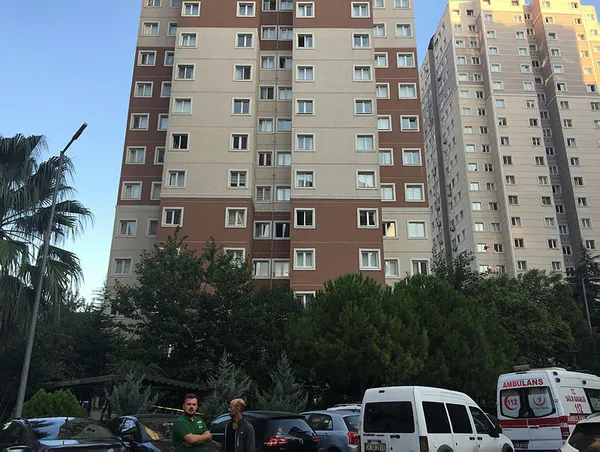 İstanbul'da 17. kattan düşen 2 yaşındaki çocuk hayatını kaybetti - 1