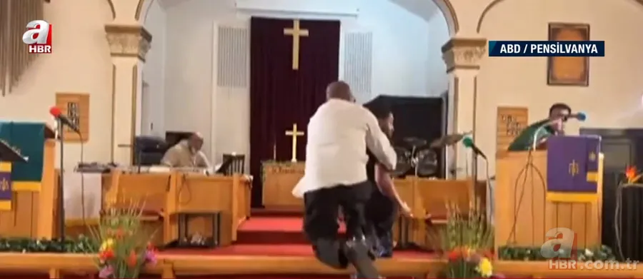 Kilisede canlı yayınlanan ayinde silahlı dehşet | "Bunu yapmamı Tanrı söyledi" dedi! Papaza gülümseyip... 9