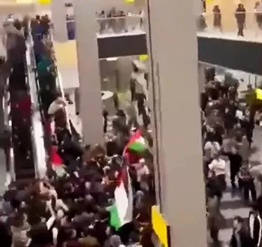 dagistandaki-havalimaninda-israilden-gelen-ucak-nedeniyle-arbede-cikti-isgalciler-protesto-edildi-1698614011664.jpg Dağıstan’daki havalimanında İsrail’den gelen uçak nedeniyle arbede çıktı: işgalciler protesto edildi - 2