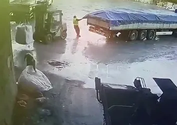 Forklift ile TIR arasında can verdi! O anlar güvenlik kamerasına yansıdı