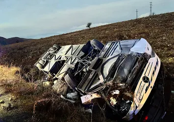 Afyonkarahisar'da elim kaza: Yolcu otobüsü şarampole devrildi