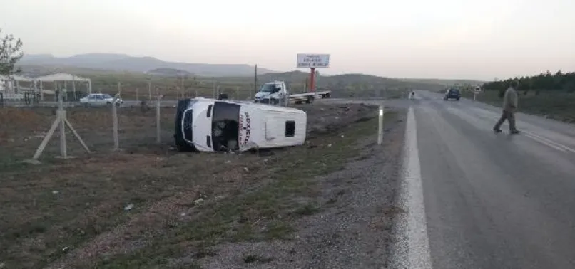 Konya'da minibüs şarampole devrildi: 19 yaralı