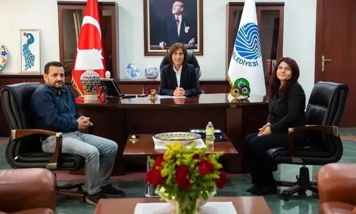 kare-kare-chp-dem-is-birligi-chpli-oya-tekinin-demin-cukurova-ilce-baskanligini-ziyaret-ettigi-ortaya-cikti-1713889993162.jpeg Kare kare CHP-DEM iş birliği! CHP’li Oya Tekin'in DEM'in Çukurova İlçe Başkanlığı'nı ziyaret ettiği ortaya çıktı - 2