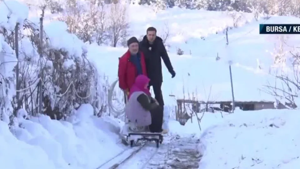 Eşinin yollarına teleferik döşedi