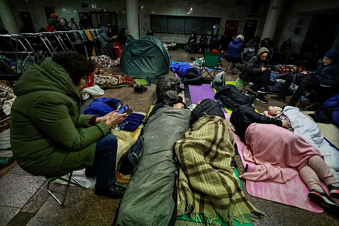 rusyadan-ukraynanin-baskenti-kieve-agir-bombardiman-1764042019263.jpg Rusya'nın Ukrayna'yı işgali sürerken, 25 Kasım 2025’te Kiev’de düzenlenen hava saldırıları sırasında insanlar bir metro istasyonunda sığınak arıyor. AFP muhabirinin aktardığına göre güçlü patlamalar başkent Kiev’i sarstı ve Hava Kuvvetleri ülke genelinde füze uyarısı yayımladı. (Fotoğraf: Yan Dobronosov / AFP)