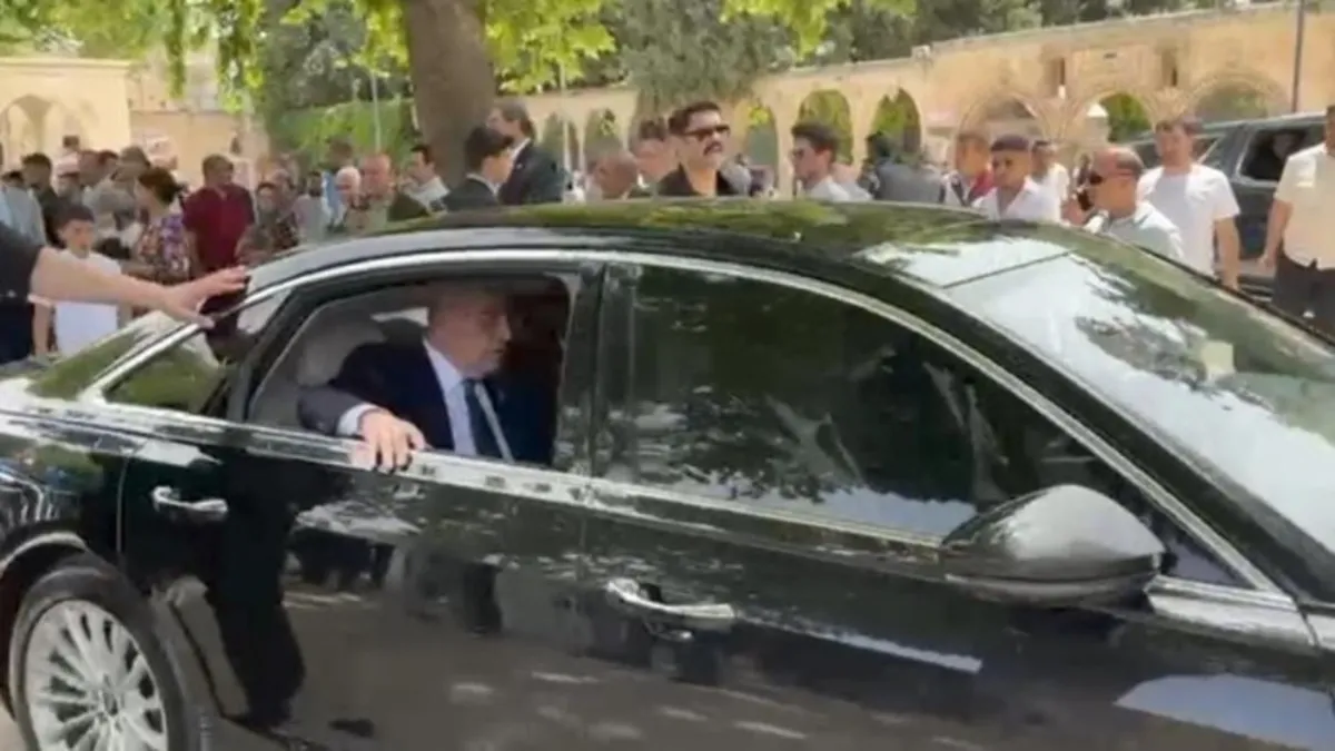 İYİ Parti liderinden tepki çeken hareket! Yayaların girdiği Balıkgöl'ü araçla gezdi