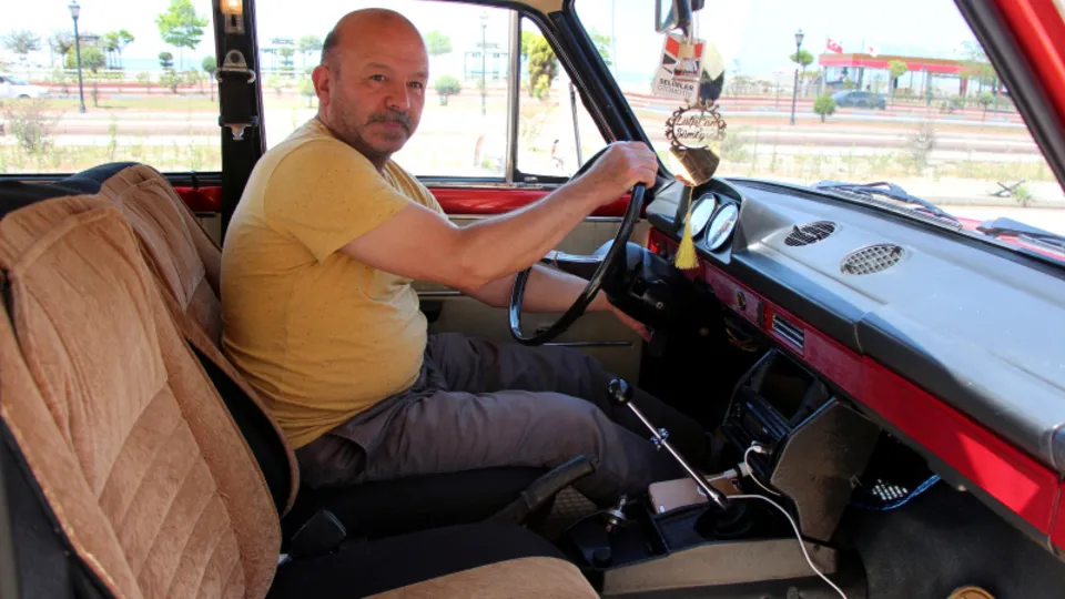 1500 liraya aldıkları hurda otomobili, ilk günkü haline getirdiler