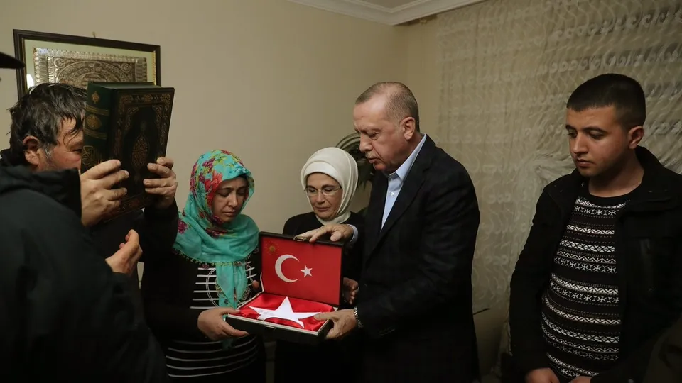 Son dakika: Başkan Erdoğan’dan İdlib şehidi Uzman Çavuş Emre Baysal’ın ailesine taziye ziyareti | Video